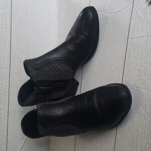 Ariat 5.5 black leather and fabric low heel ankle boots